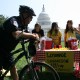 Activists make police uncomfortable, by selling lemonade in front of Capitol Hill